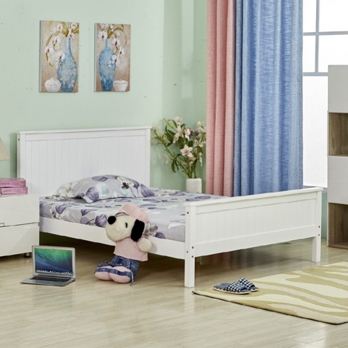 מיטה זוגית או רחבה מעץ מלא בעיצוב מודרני
