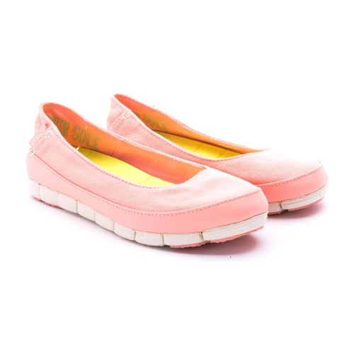 נעלי בובה לנשים מבית קרוקס Crocs בצבע אפרסק