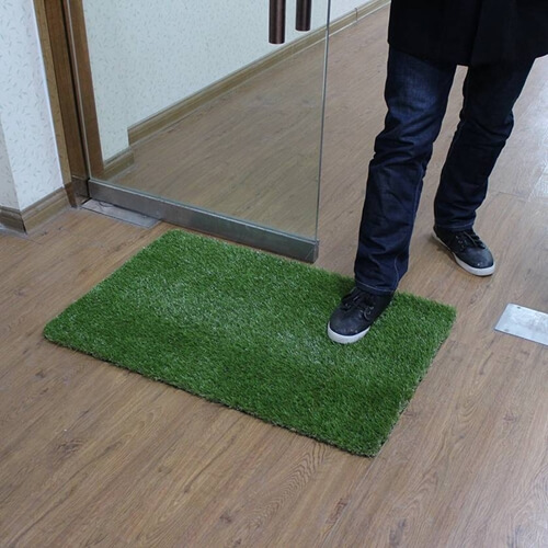 שטיח כניסה לבית עשוי דשא סינטטי