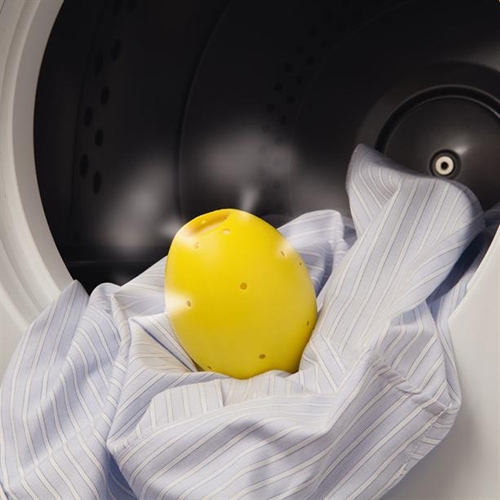 זוג כדורי הפלא שומר על הבגדים במייבש הכביסה
