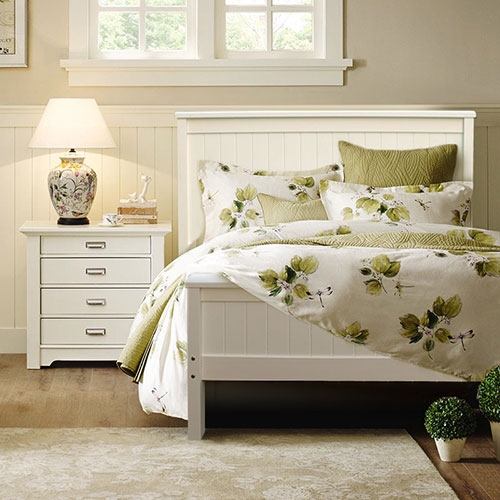 מיטה זוגית או רחבה מעץ מלא בעיצוב מודרני