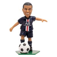 דמות משחק שבועטת בכדורגל בדמותו של מבאפה