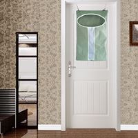 סל כביסה נתלה על דלת עם פתח אובלי בצבע ירוק