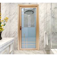 סל כביסה נתלה על דלת עם פתח אובלי בצבע אפור