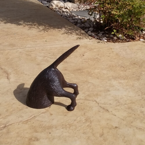 פסל נוי לגינה ממתכת- "הכלב החופר"