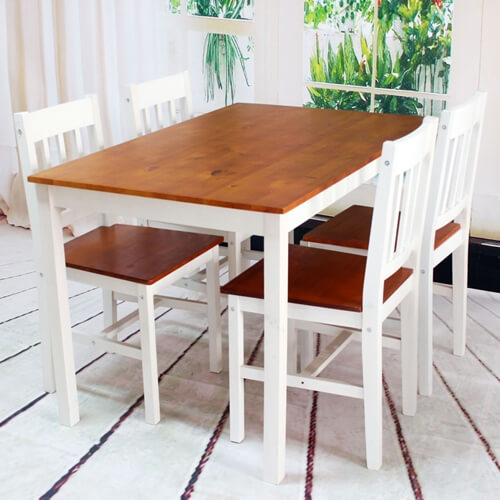 פינת אוכל מעץ מלא, הכוללת שולחן עם 4 כיסאות