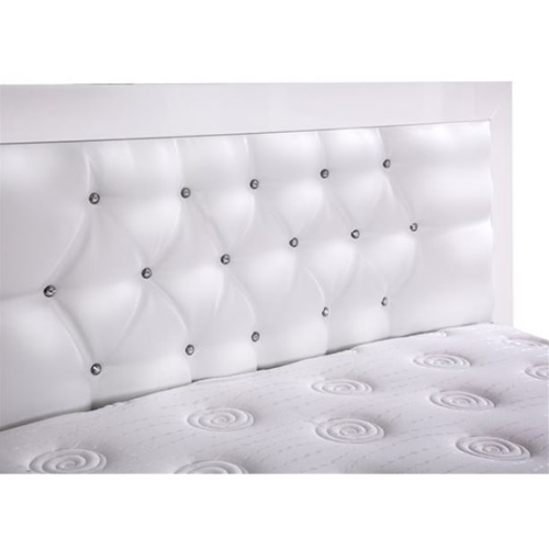חדר שינה בשילוב של לבן מבריק דגם ספארק LEONARDO