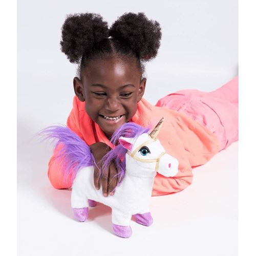 בובת חד קרן הולכת שרה מנגנת ומכשכשת בזנב