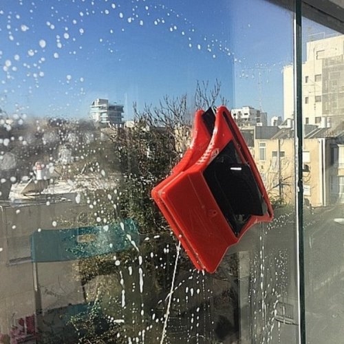 מנקה חלונות דו צדדי למרפסות שמש