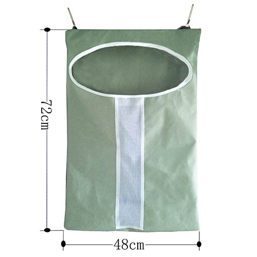 סל כביסה נתלה על דלת עם פתח אובלי בצבע ירוק