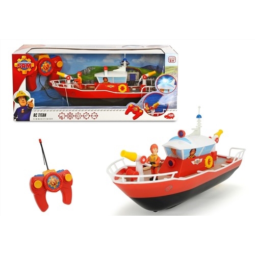 הסירה טיטאן עם דמות של סמי הכבאי עם שלט רחוק