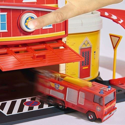 תחנת כיבוי אש דו קומתית עם מנחת על הגג ומסוק וולבי ממתכת