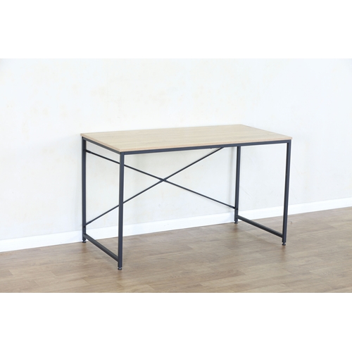 שולחן עבודה בשילוב מתכת ומשטח עץ