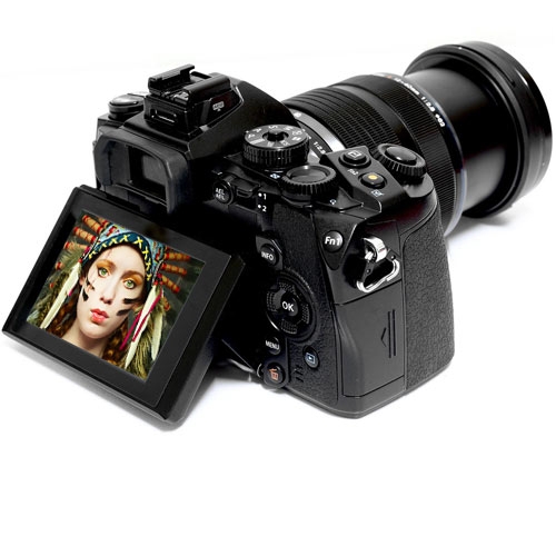 מצלמת DSLR עם חיישן 17.2MP ועדשת M.ZUIKO 12-55mm