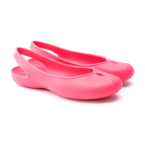 נעלי בובה לנשים מבית קרוקס Crocs בצבע אפרסק