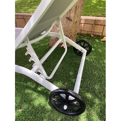 מיטת שיזוף עשויה מאלומיניום דגם רוסלנה H.KLIEN