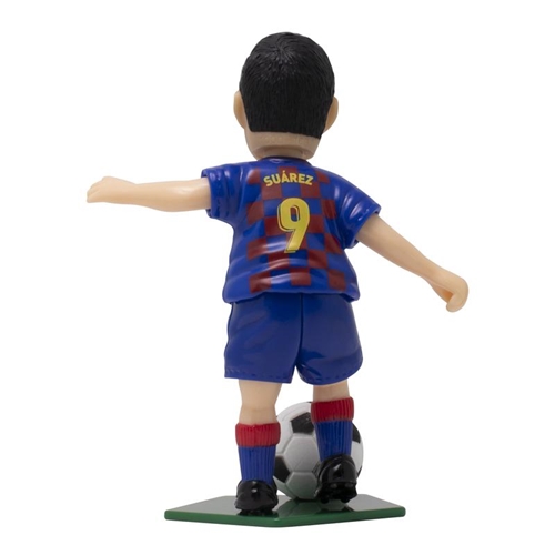 דמות משחק שבועטת בכדורגל בדמותו של סוארס