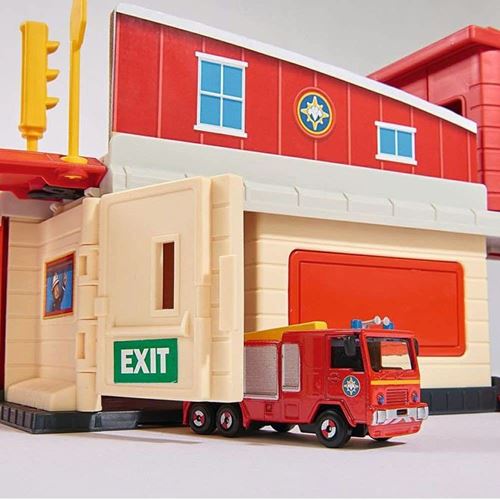 תחנת כיבוי אש דו קומתית עם מנחת על הגג ומסוק וולבי ממתכת