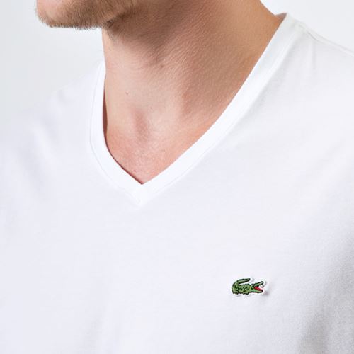טי שירט Lacoste לגבר צווארון וי