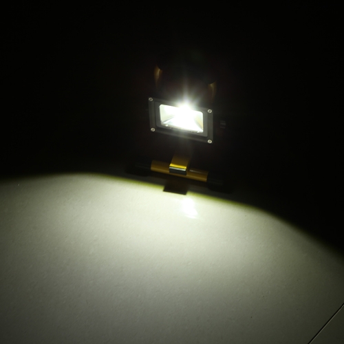 פרוג'קטור LED עוצמתי נייד ללא צורך בחיבור חשמל