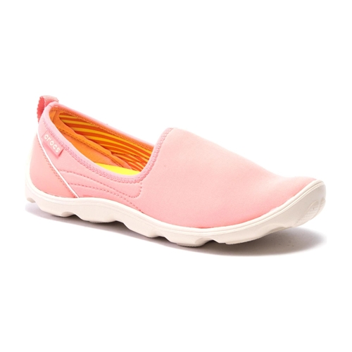 נעלי הליכה לנשים מבית קרוקס Crocs בצבע ורוד בהיר