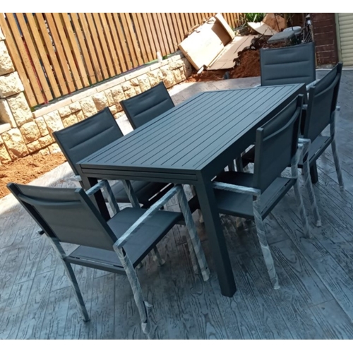 שולחן נפתח מאלומיניום המתאים לשימוש חוץ ופנים