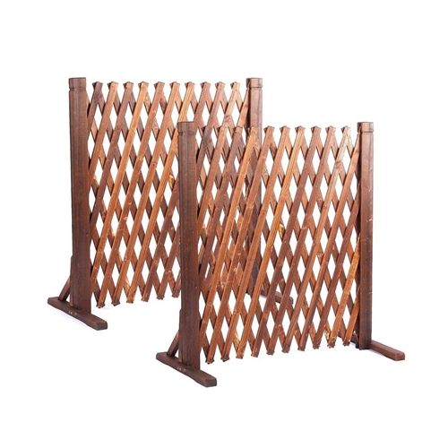 זוג גדרות עץ נפתחות אקורדיון לתיחום וטיפוס צמחים