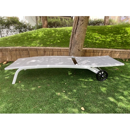 מיטת שיזוף עשויה מאלומיניום דגם רוסלנה H.KLIEN