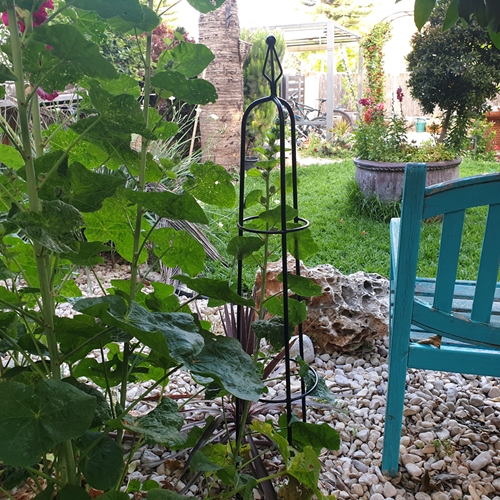 עמוד מעוצב ממתכת לתמיכת צמחים מטפסים לעיצוב הגינה