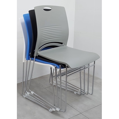 כיסא דגם דניאל מושב פלסטיק מבית H.KLEIN