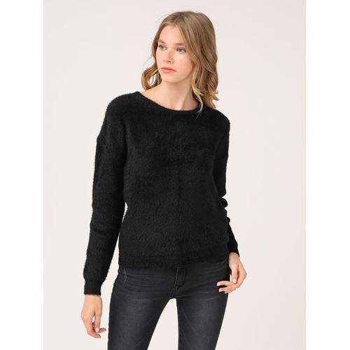 סריג שעיר עם צווארון ניקי