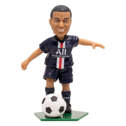 דמות משחק שבועטת בכדורגל בדמותו של מבאפה