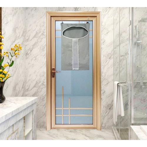 סל כביסה נתלה על דלת עם פתח אובלי בצבע אפור