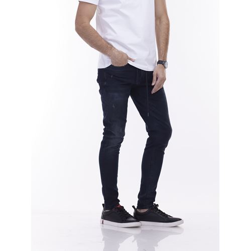 ג'ינס כהה עם קרעים פרומים